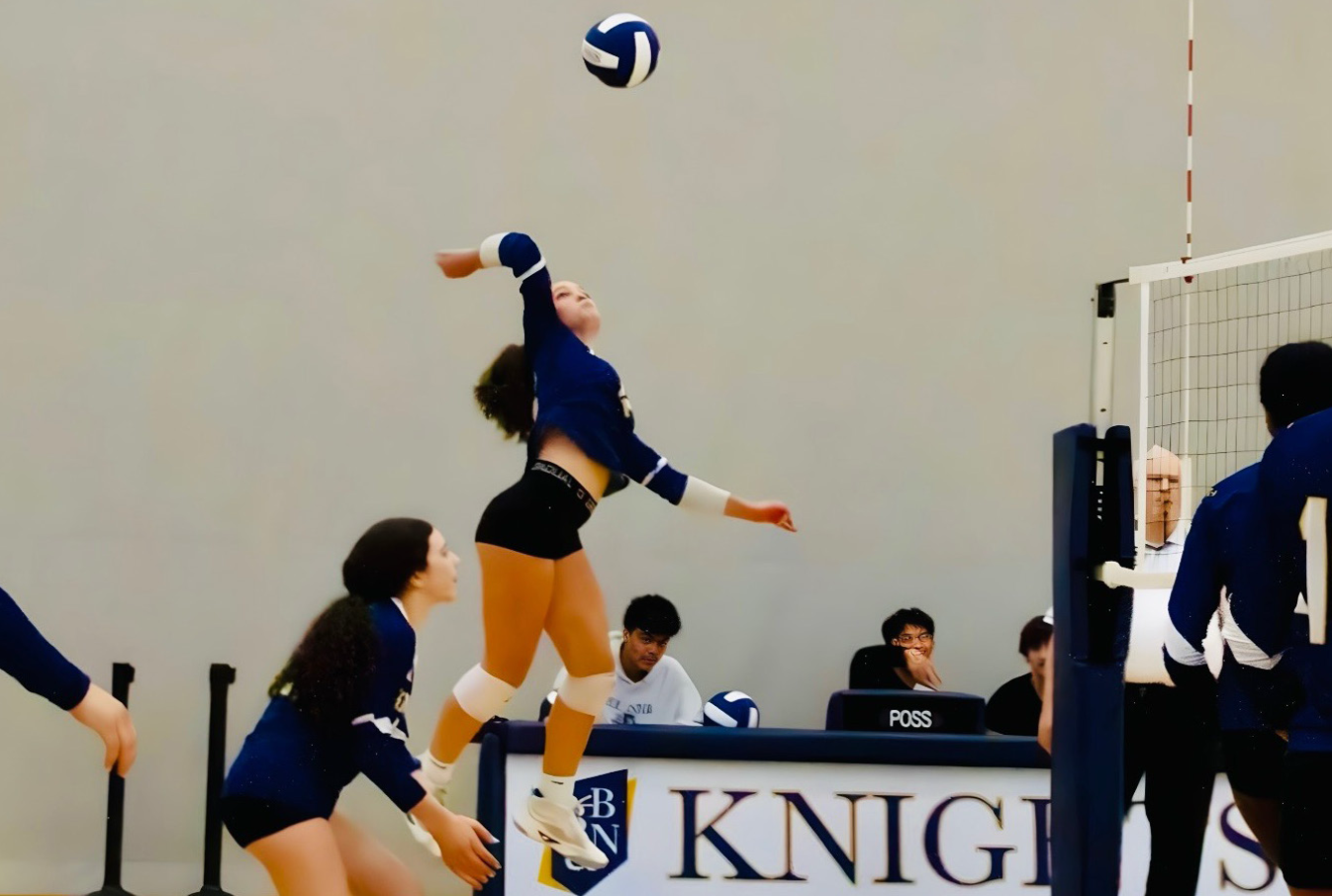 Gwen Watson ’28 prepares to spike the ball. (Staff Photo by Shirley Zhu)
