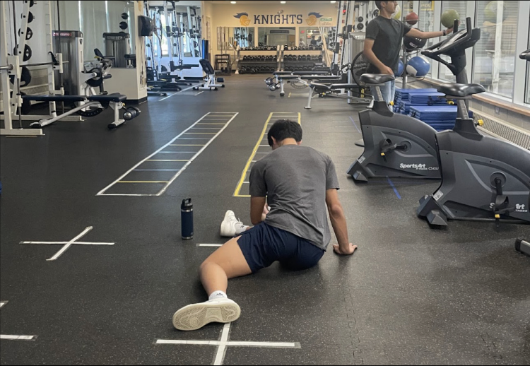Alex Tsay ’27 stretches during a Strength and Conditioning class.
Freshmen were not allowed to sign up for the program this fall season
after a surplus of sign-ups.